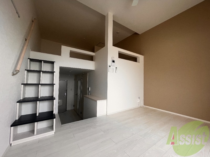 居室・リビング　お部屋はデザインが良く天井が高く開放感がありました。