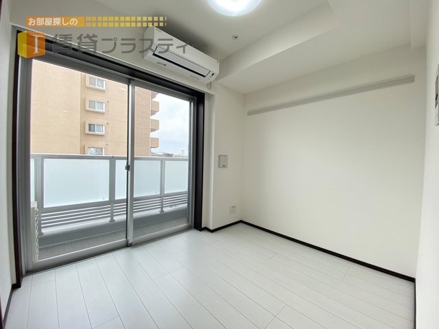 居室・リビング　白を基調とした清潔感ある洋室です。