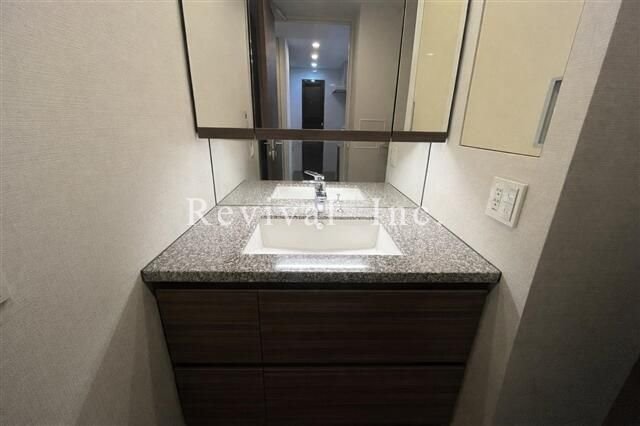 洗面設備　毎日の身だしなみチェックに必須ですね