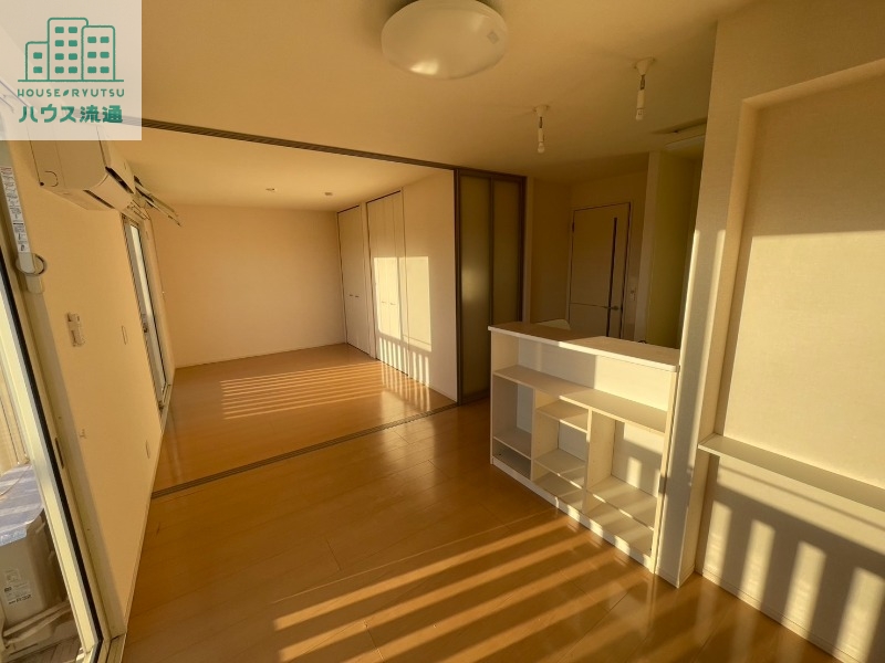 居室・リビング　※別号室・同間取（反転タイプ）の写真です