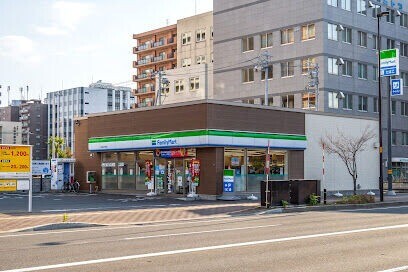 コンビニ　ファミリーマート北海道大学前店（コンビニ）まで320m