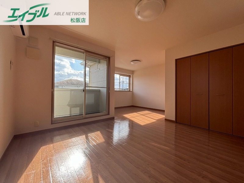 居室・リビング　同物件別室反転タイプ画像