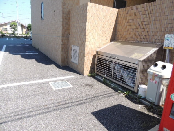 その他共有部分　マンション敷地内にゴミ捨て場あり