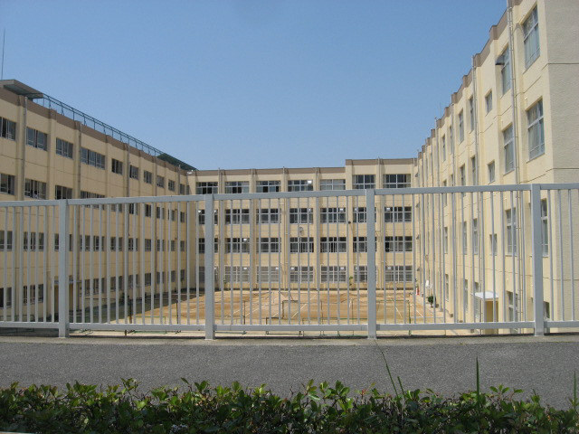 中学校　高槻市立芝谷中学校（中学校）まで662m