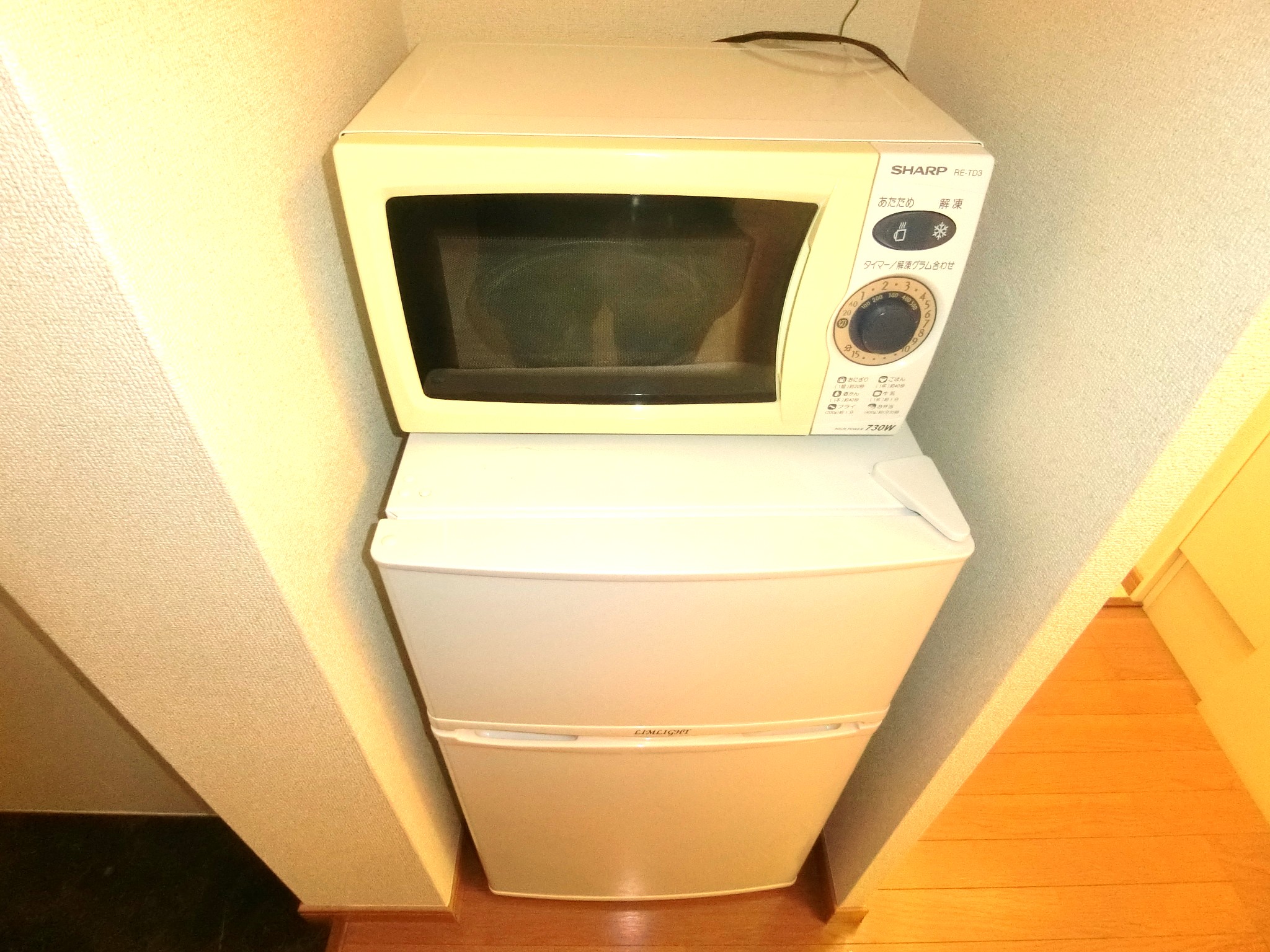 収納　キッチンに２ドア冷蔵庫・電子レンジを完備です☆