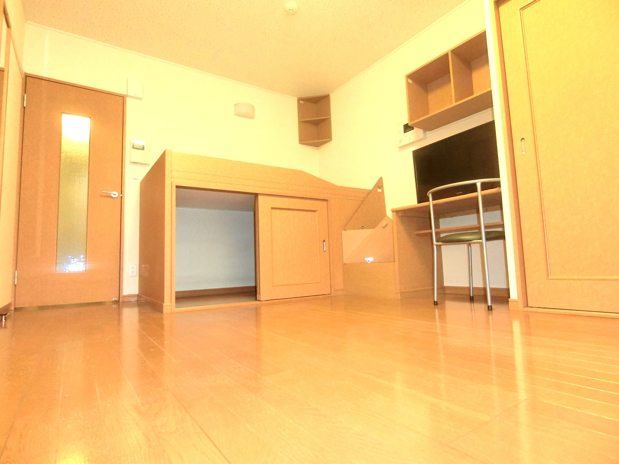 居室・リビング　ベッドスペース・テレビ・クローゼット・照明を完備です☆