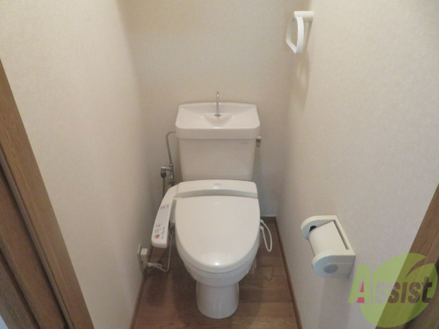 トイレ　なんと。。トイレにはウォッシュレットが付いているんですよー。