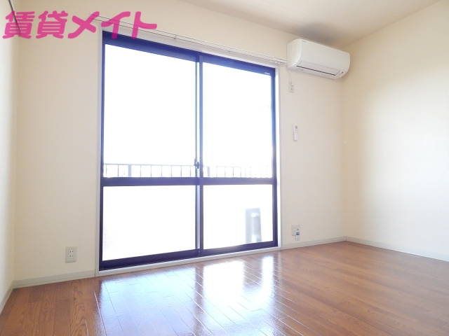 居室・リビング　同物件別室写真