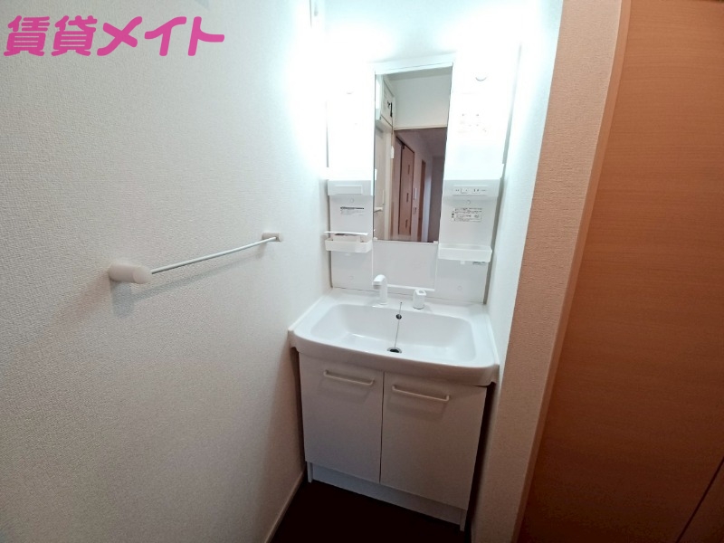 洗面設備　別部屋反転同型タイプ