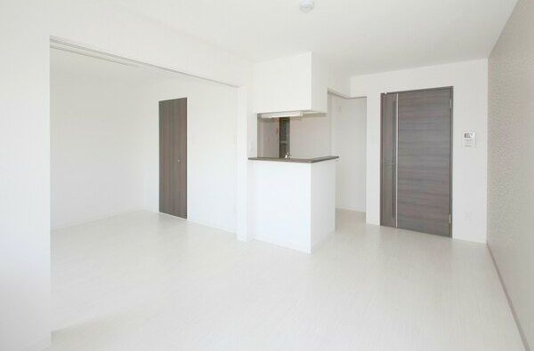 居室・リビング　白を基調にしたお部屋☆