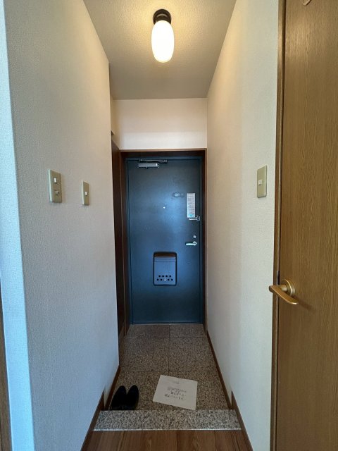 玄関　※写真は２０１号室です