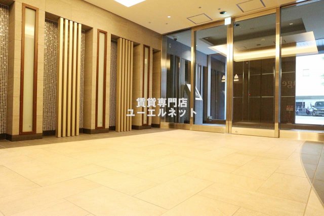 エントランス　毎日通る場所だからこそ、洗練された空間に