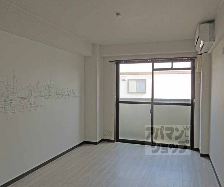 居室・リビング　エアコン付きの洋室です