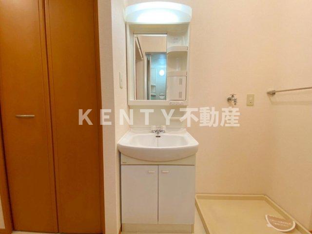 洗面設備　明るい洗面所です