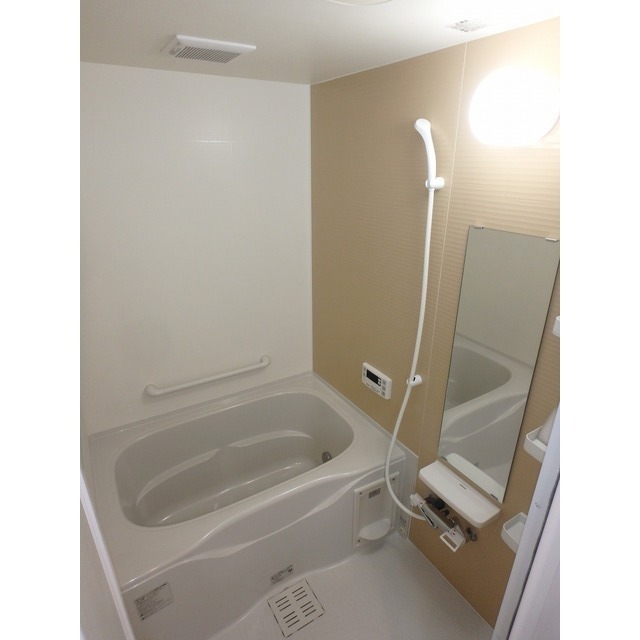 バス・シャワールーム　コンパクトで使いやすいお風呂です