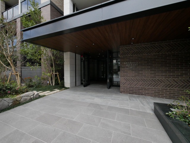 エントランス　ゆとりのあるエントランスです