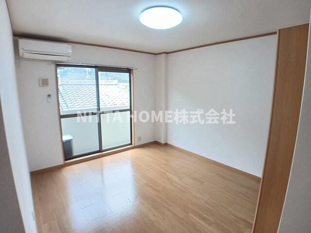 居室・リビング　室内広々9帖快適スペース◆