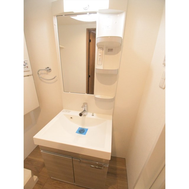 洗面設備　ゆったりとスペースのある洗面所