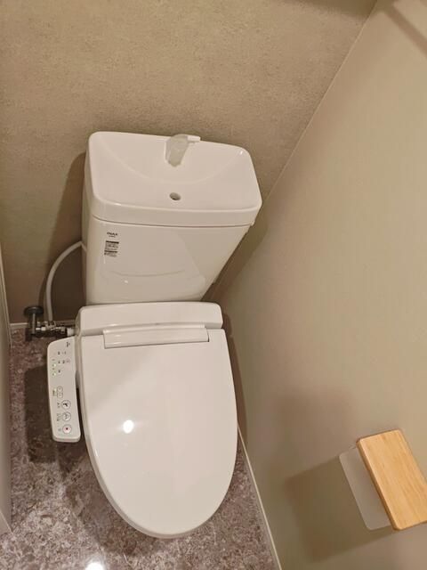 トイレ　落ち着いた色調のトイレです
