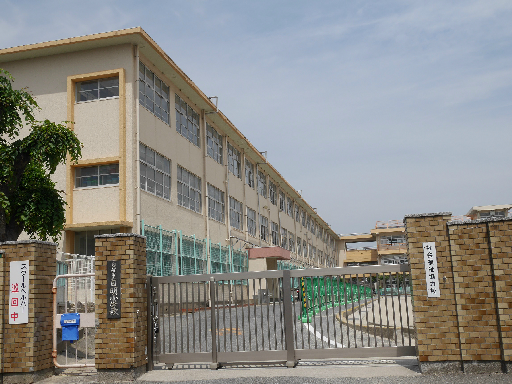 小学校　【北九州市立日明小学校】（小学校）まで378m