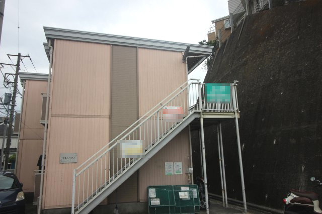 建物外観　ピンク色の可愛いアパートです。