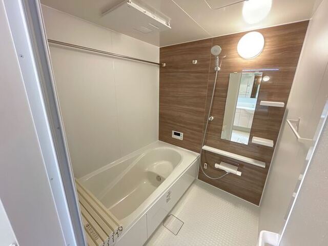 バス・シャワールーム　浴室換気乾燥機付き一坪タイプの浴槽です。