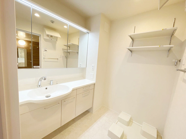 洗面設備　三面鏡付きカウンター洗面化粧台