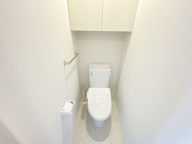 トイレ　温水洗浄便座付きトイレです。