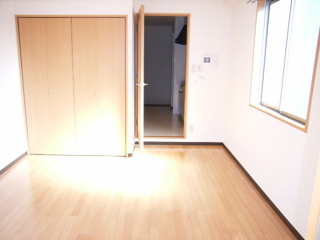 居室・リビング　同物件別部屋