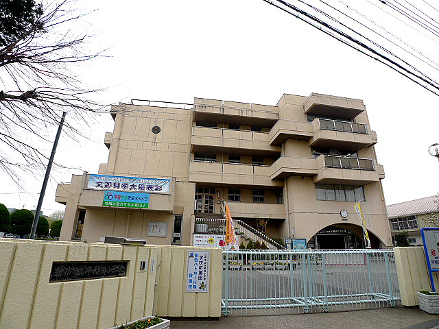 小学校　三郷市立早稲田小学校（小学校）まで694m