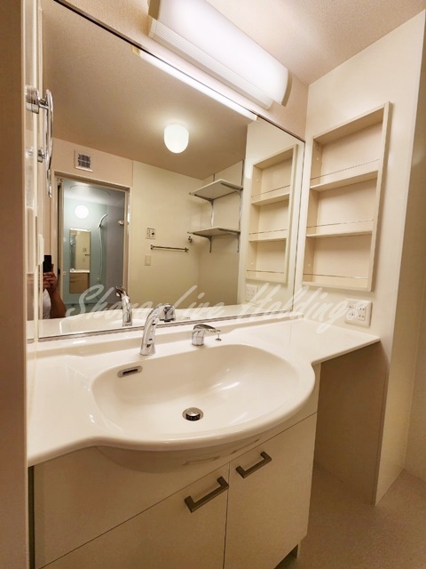 洗面設備　明るい洗面所です