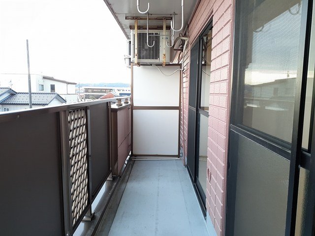 バルコニー　外からの目が気にならないバルコニーで洗濯物が干せます