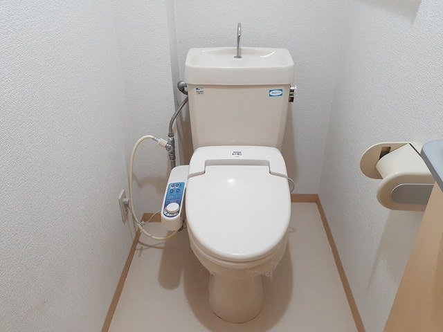 トイレ　落ち着いた色調のトイレです