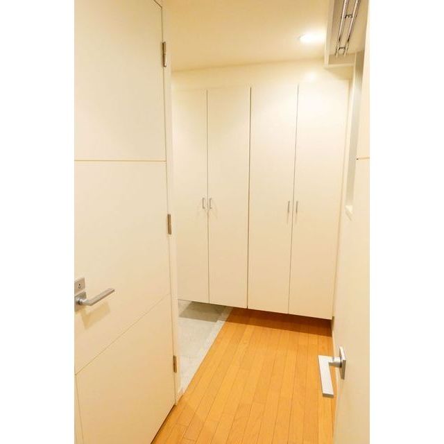 玄関　※別部屋の参考写真です。