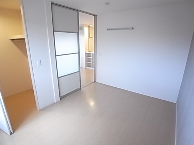 その他部屋・スペース　開放的な寝室です