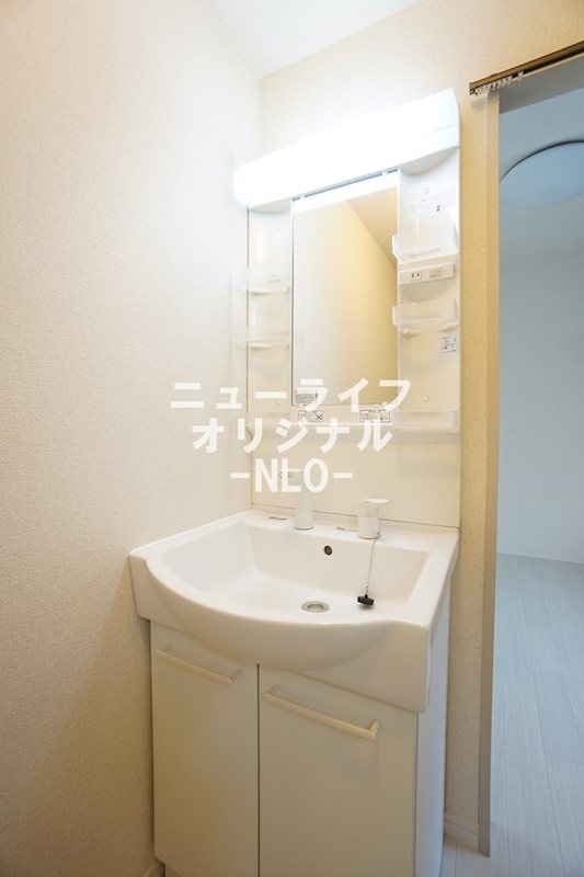 洗面設備　シャワー付き洗面台で忙しい朝でも楽に身支度が出来ます！