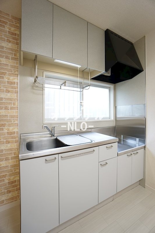 キッチン　窓付きキッチンで明るく換気も出来ます！