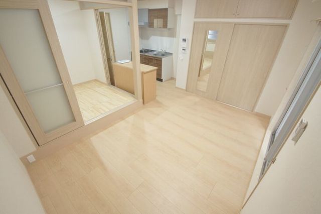 居室・リビング　【洋室】洋室（バルコニー側から）