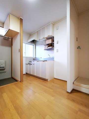 居室・リビング　別号室の写真です。ご参考までに