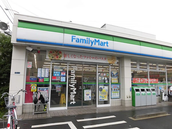 コンビニ　ファミリーマート（コンビニ）まで700m