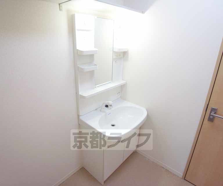 洗面設備　独立洗面台なのも嬉しいですね。