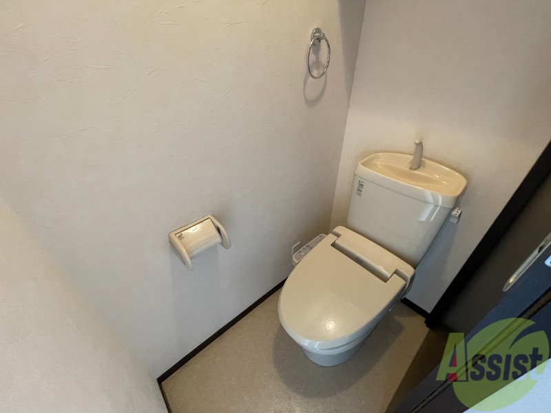 トイレ　トイレはシャワートイレでタオルハンガーがついています
