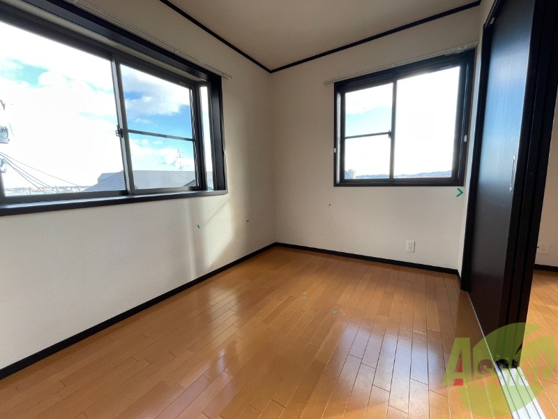 その他部屋・スペース　寝室は４．３帖で二面窓が付いていて明るいです