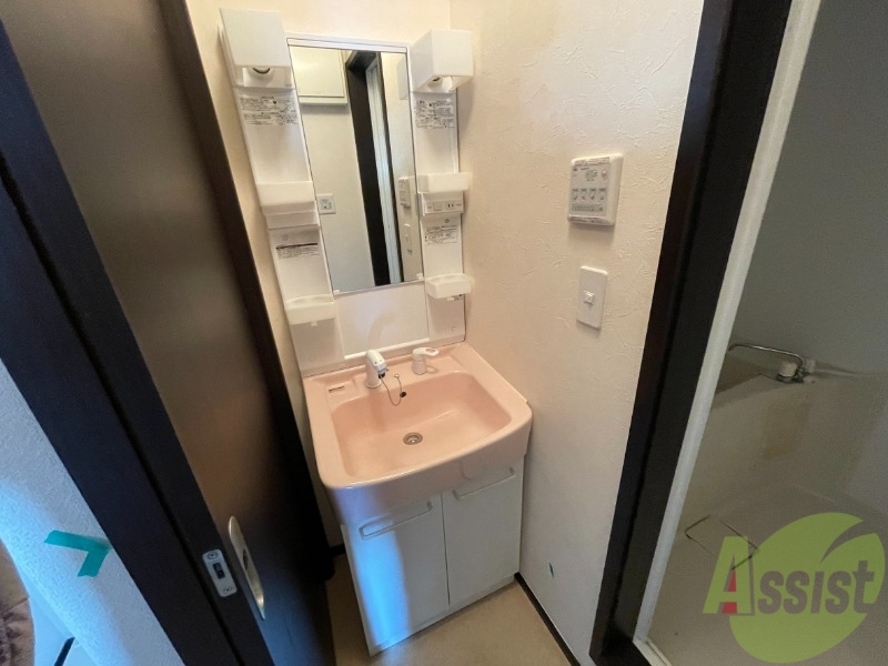 洗面設備　独立洗面台は収納が多くたっぷり収納できます