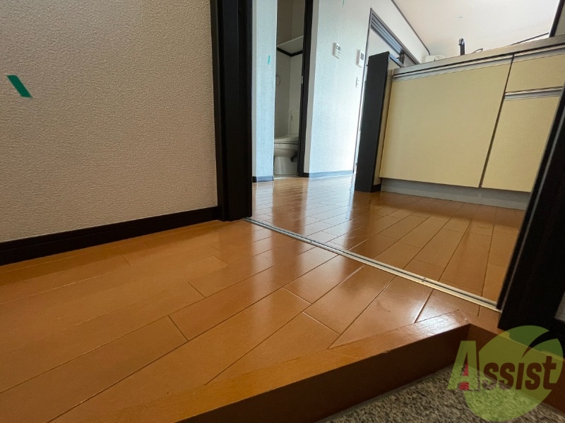 玄関　玄関には下足箱が付いており一段上がっております