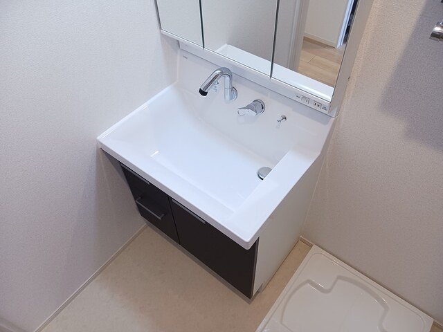 洗面設備　明るい洗面所です