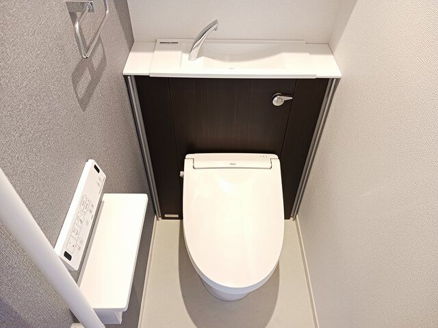 トイレ　落ち着いた色調のトイレです