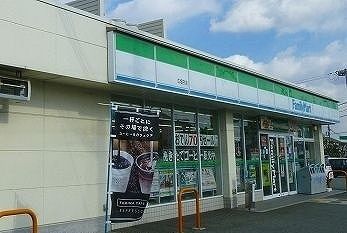 コンビニ　ファミリーマート（コンビニ）まで750m