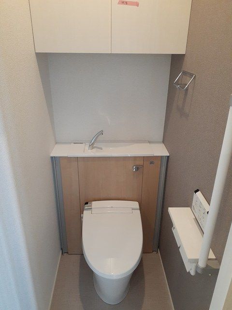 トイレ　落ち着いた色調のトイレです