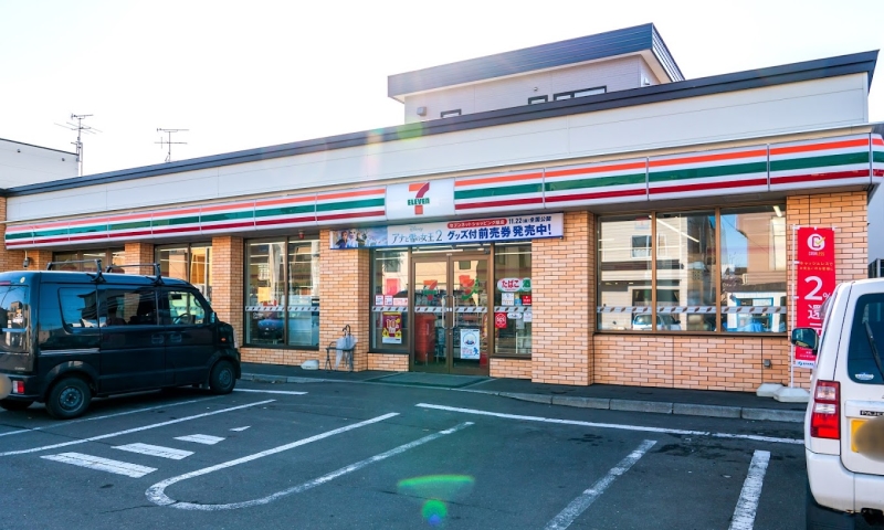 コンビニ　セブンイレブン札幌北郷3条4丁目店（コンビニ）まで54m